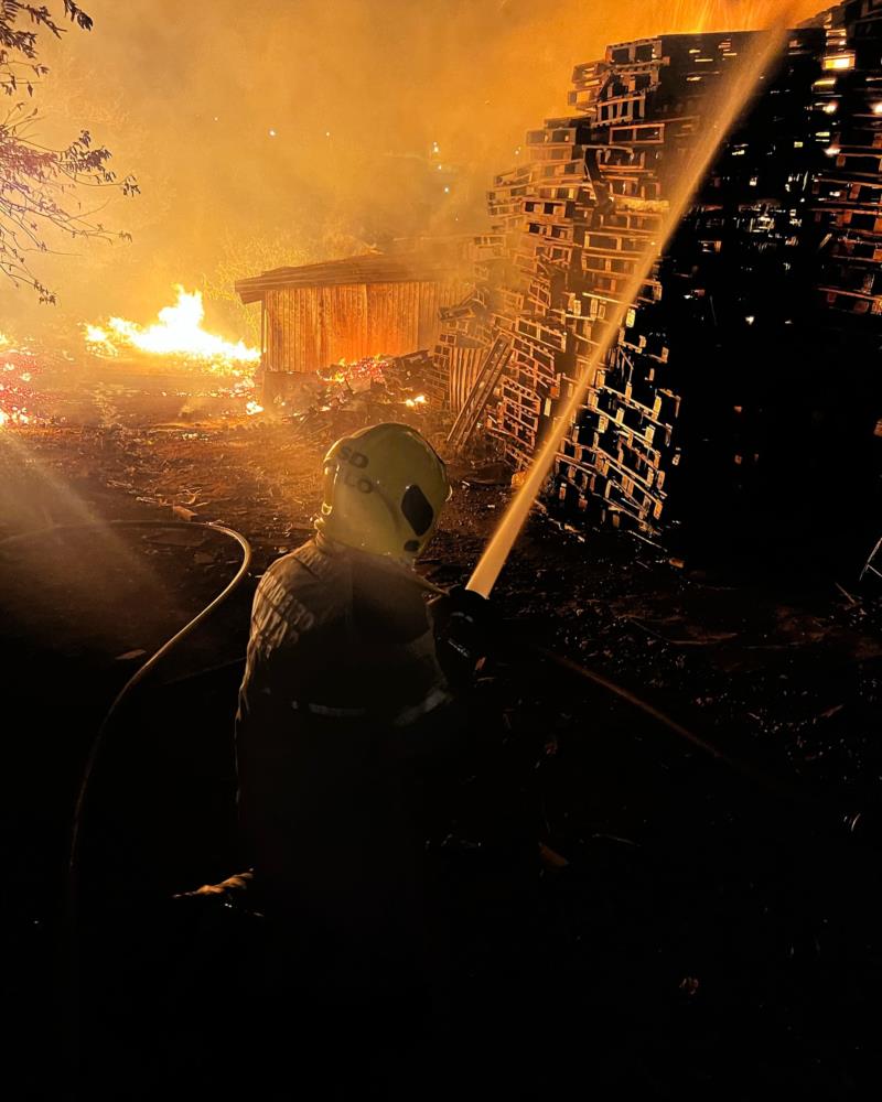 Bombeiros combatem incêndio em curtume de Guaxupé 