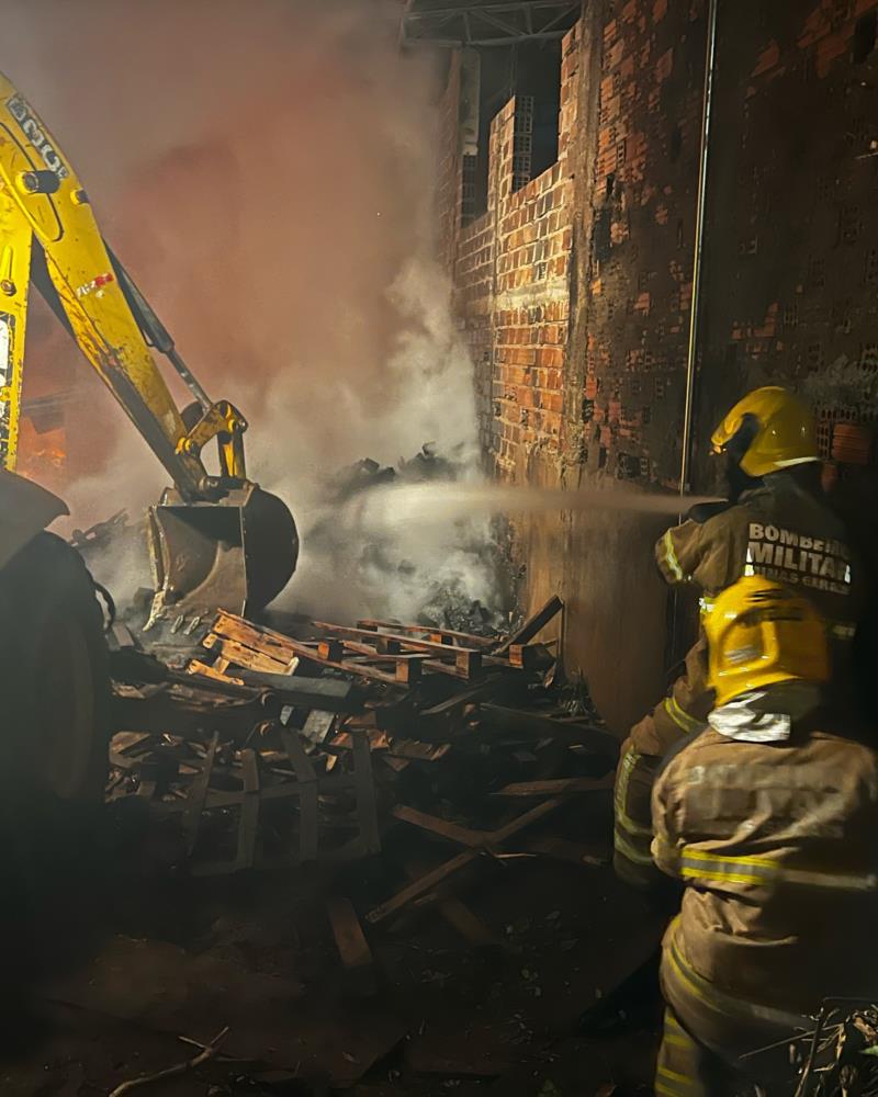 Bombeiros combatem incêndio em curtume de Guaxupé 