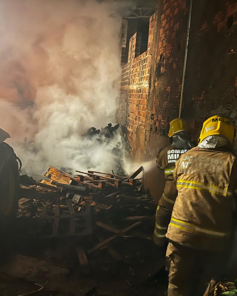 Bombeiros combatem incêndio em curtume de Guaxupé 