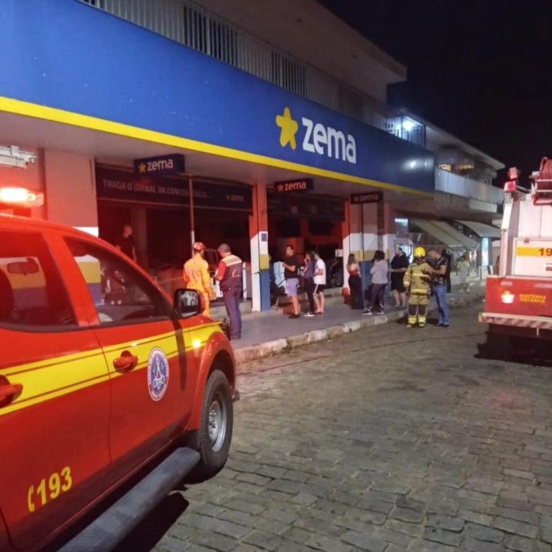 Incêndio na Eletrozema de Guaranésia danifica vários eletrodomésticos e parte do teto da loja 