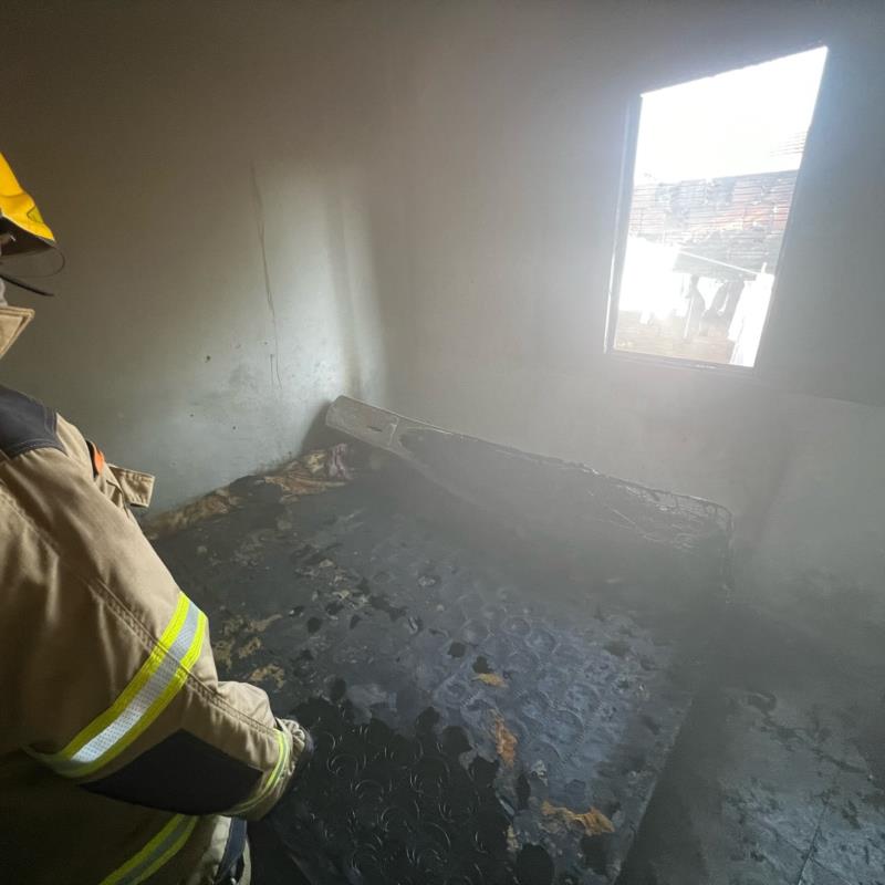 Em Guaxupé, criança ateia fogo em colchão e causa incêndio em quarto de residência 