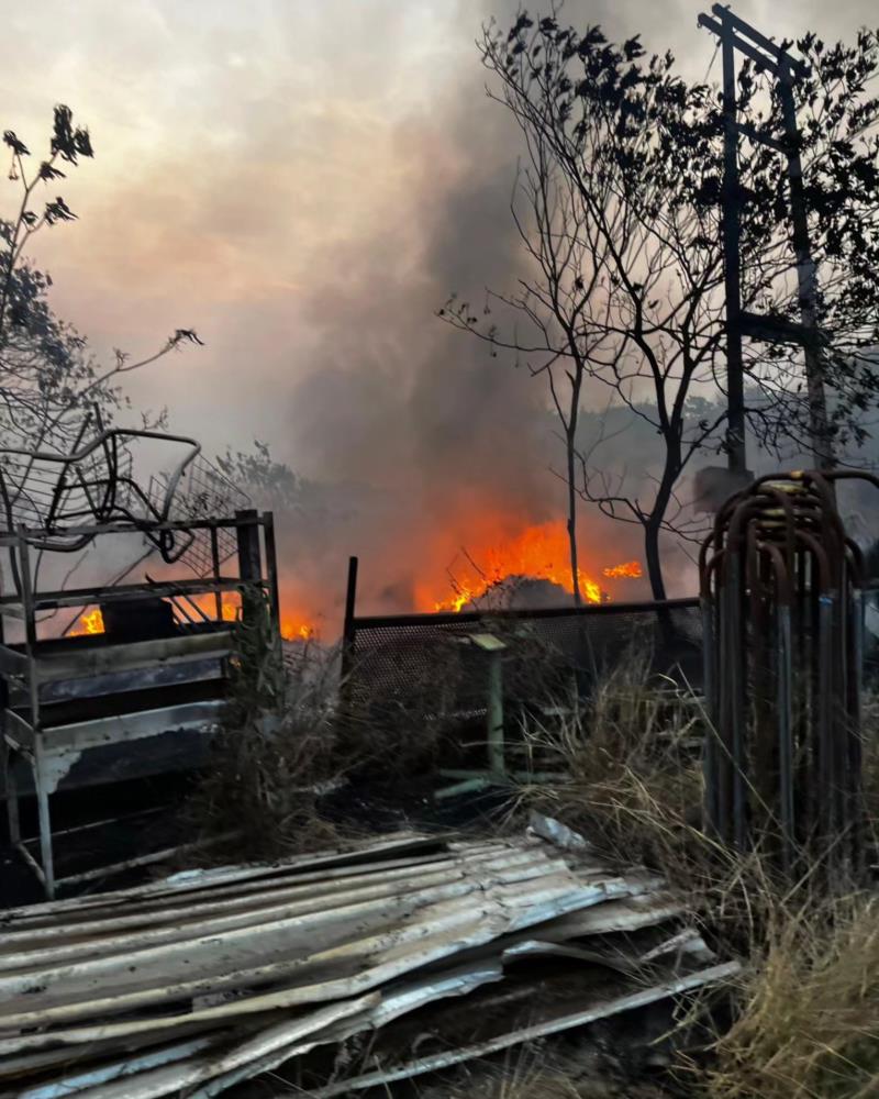 Bombeiros gastam cerca de 10 mil litros de água para combater incêndio em pasto em Guaxupé 