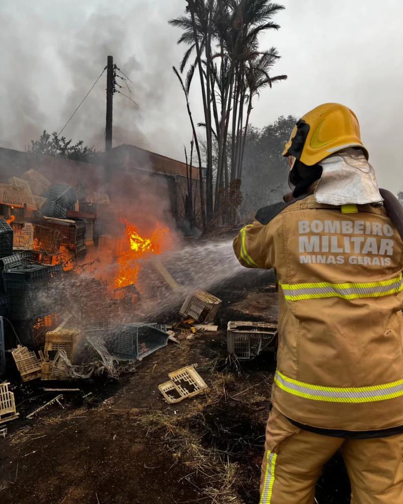 Bombeiros gastam cerca de 10 mil litros de água para combater incêndio em pasto em Guaxupé 