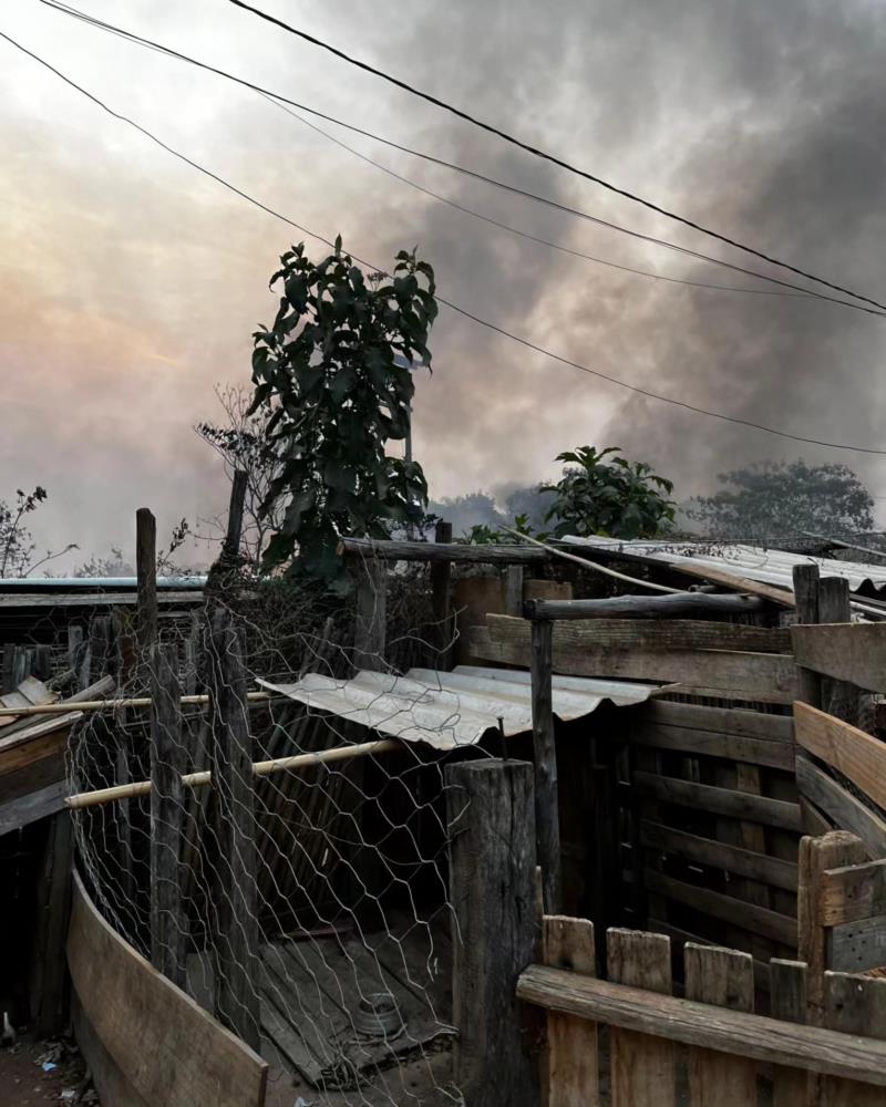 Bombeiros gastam cerca de 10 mil litros de água para combater incêndio em pasto em Guaxupé 