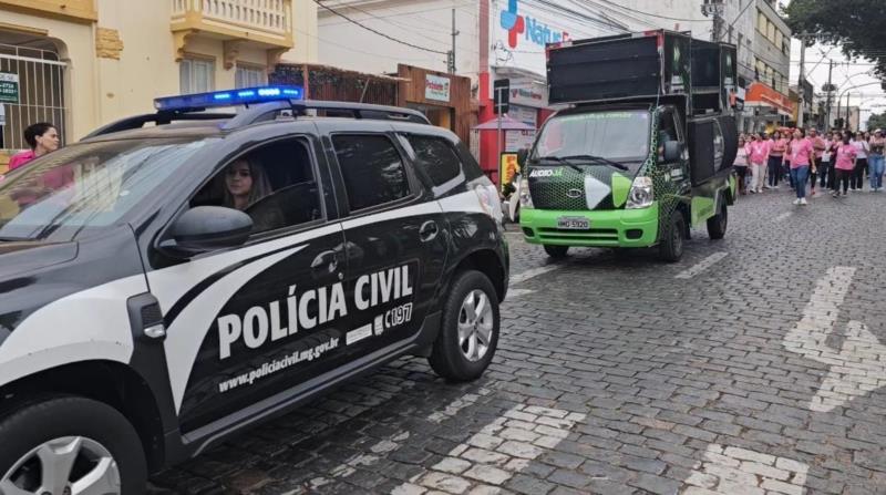 Policiais civis participam de caminhada em conscientização ao Outubro Rosa em Guaxupé 