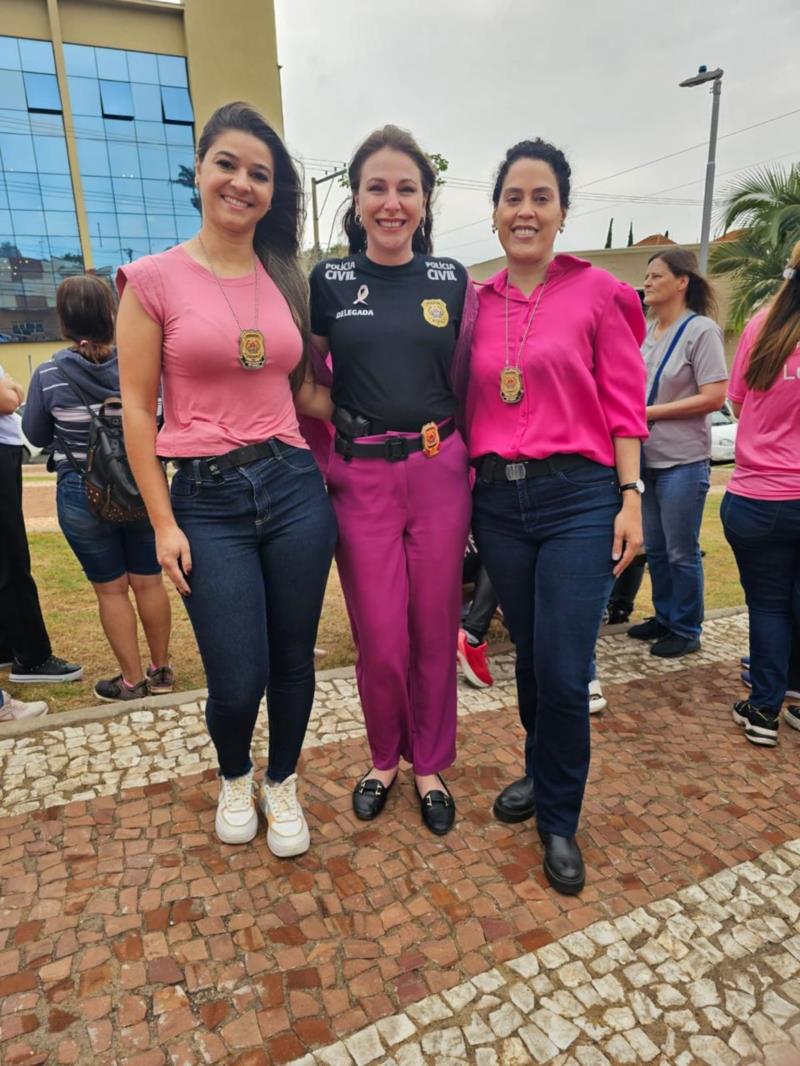 Policiais civis participam de caminhada em conscientização ao Outubro Rosa em Guaxupé 