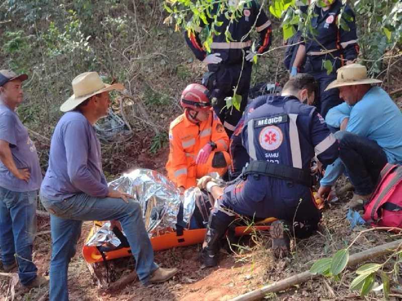 Homem fica gravemente ferido após acidente com trator em ribanceira na zona rural de Monte Santo 