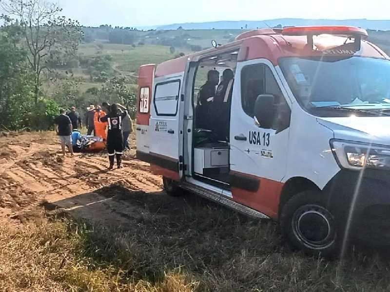 Homem fica gravemente ferido após acidente com trator em ribanceira na zona rural de Monte Santo 