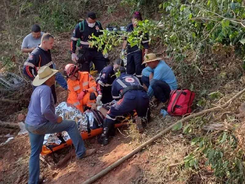 Homem fica gravemente ferido após acidente com trator em ribanceira na zona rural de Monte Santo 