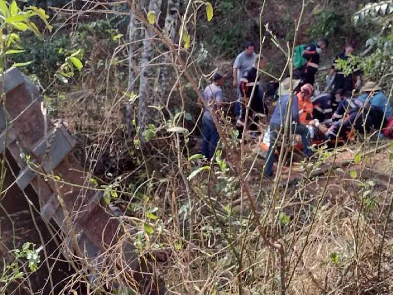 Homem fica gravemente ferido após acidente com trator em ribanceira na zona rural de Monte Santo 