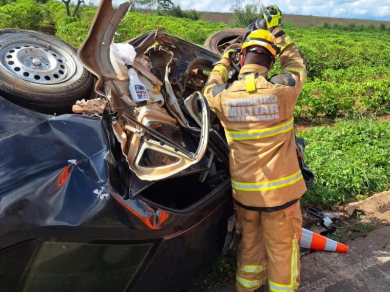 Guaranesiano de 46 anos morre em colisão entre carro e caminhão na MGC-491 