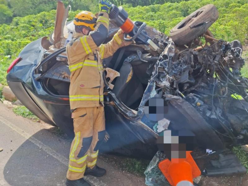 Guaranesiano de 46 anos morre em colisão entre carro e caminhão na MGC-491 