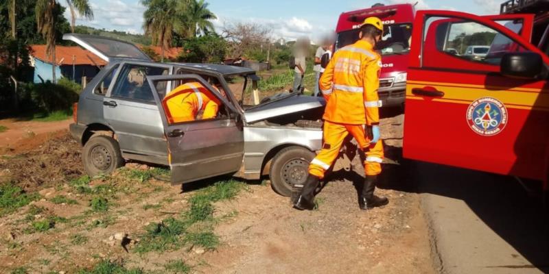 Colisão frontal entre ônibus e carro na MGC-491 deixa condutora gravemente ferida 