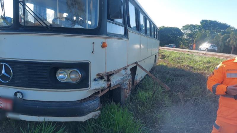 Colisão frontal entre ônibus e carro na MGC-491 deixa condutora gravemente ferida 