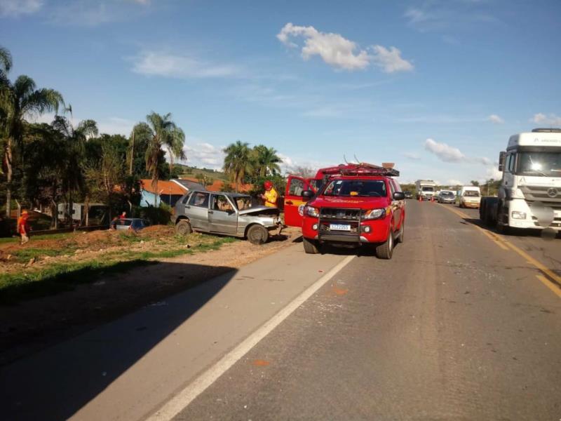 Colisão frontal entre ônibus e carro na MGC-491 deixa condutora gravemente ferida 