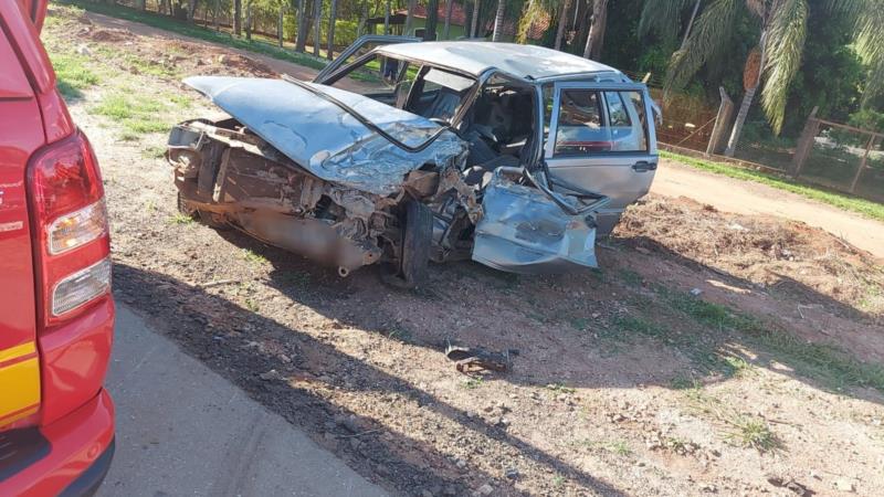 Colisão frontal entre ônibus e carro na MGC-491 deixa condutora gravemente ferida 