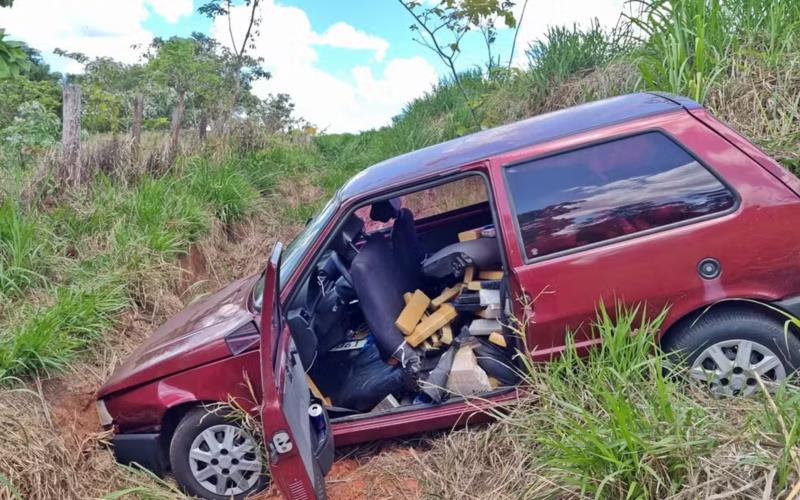 Motorista fura blitz e cerca de 350 kg de maconha são encontrados dentro de carro após veículo cair em barranco na MG-050, em Paraíso 