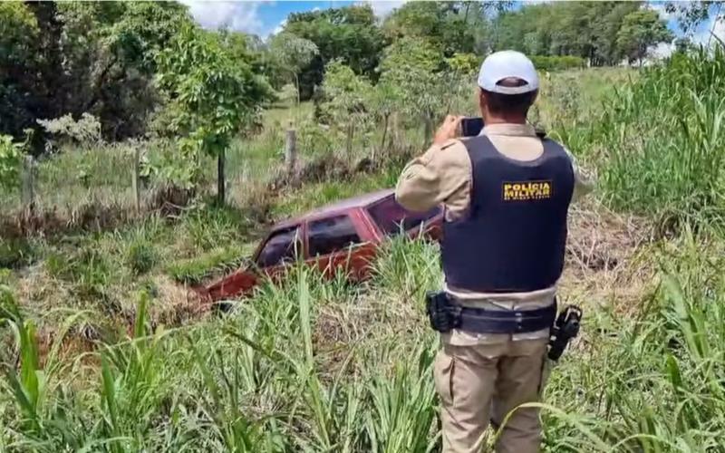 Motorista fura blitz e cerca de 350 kg de maconha são encontrados dentro de carro após veículo cair em barranco na MG-050, em Paraíso 