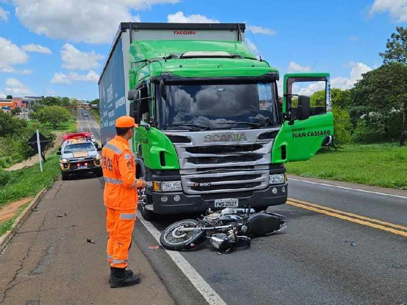 Mais um acidente na MGC-491: motociclista sem habilitação fica gravemente ferida ao colidir com caminhão em ultrapassagem proibida 