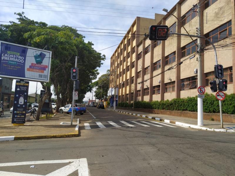 Instalados dispositivos eletrônicos de avanço de sinal nos semáforos da Avenida Dona Floriana, em Guaxupé 