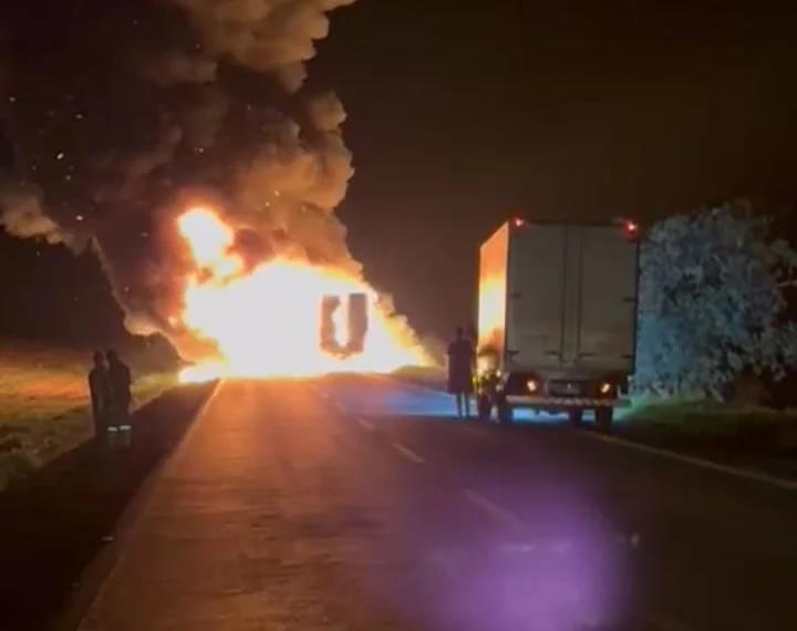 Caminhão carregado com linhas de tricô é destruído por incêndio na Rodovia BR-267