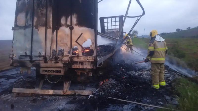 Caminhão carregado com linhas de tricô é destruído por incêndio na Rodovia BR-267