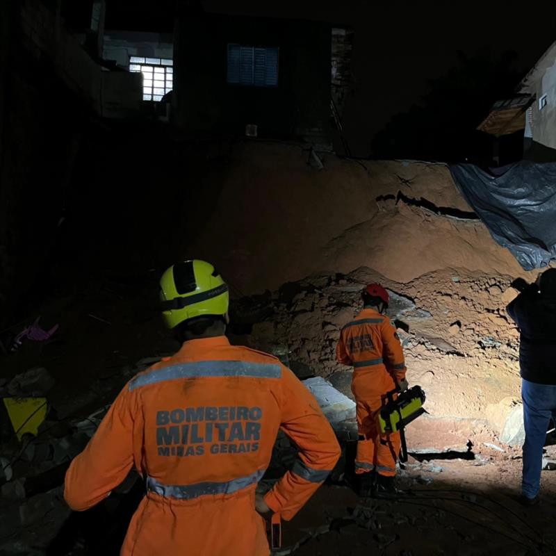 Muro de residência desaba em Muzambinho e compromete estrutura da casa