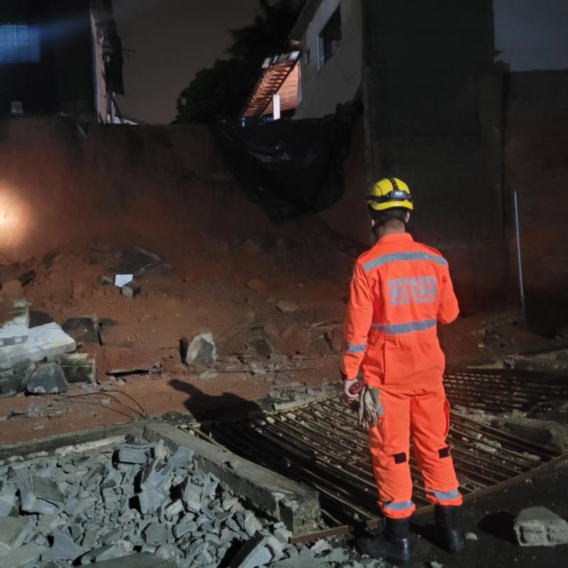 Muro de residência desaba em Muzambinho e compromete estrutura da casa