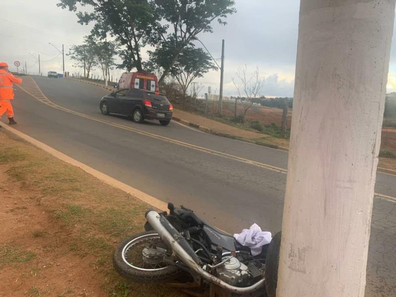 Bombeiros resgatam motociclista ferido no Polo Industrial de Guaxupé