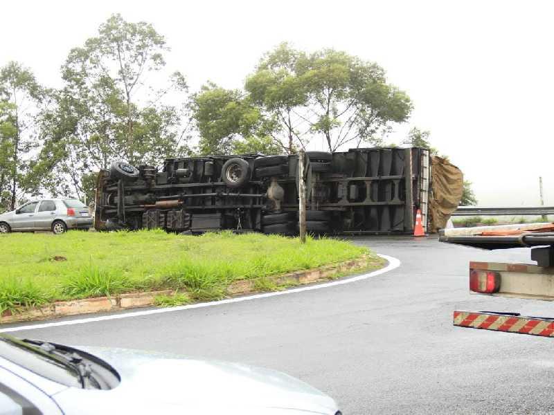 Caminhão com fardos de algodão tomba na rotatória da MGC-491 