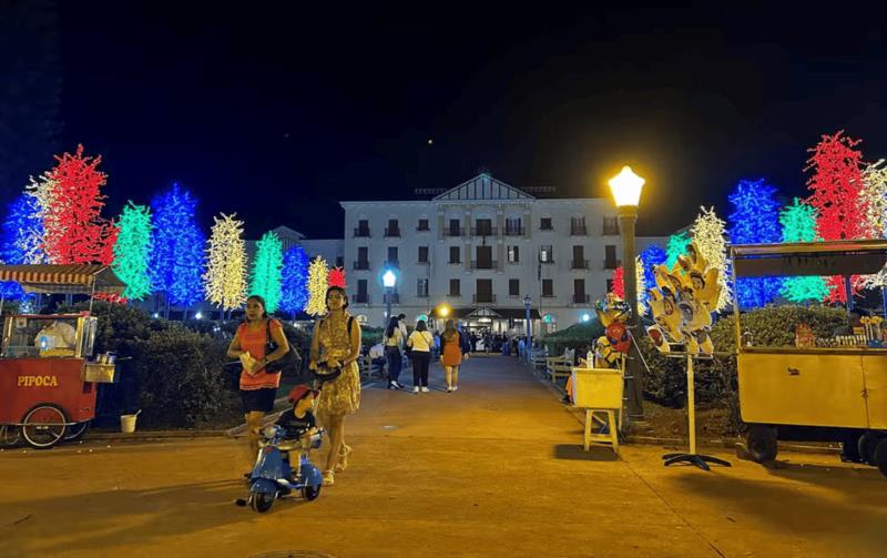 Luzes iluminam Poços de Caldas após a inauguração de decoração natalina com 1,6 milhão de lâmpadas