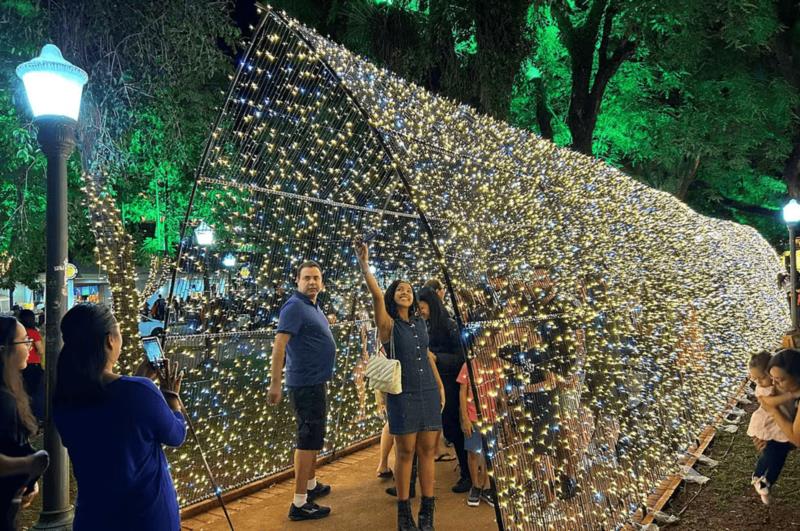 Luzes iluminam Poços de Caldas após a inauguração de decoração natalina com 1,6 milhão de lâmpadas