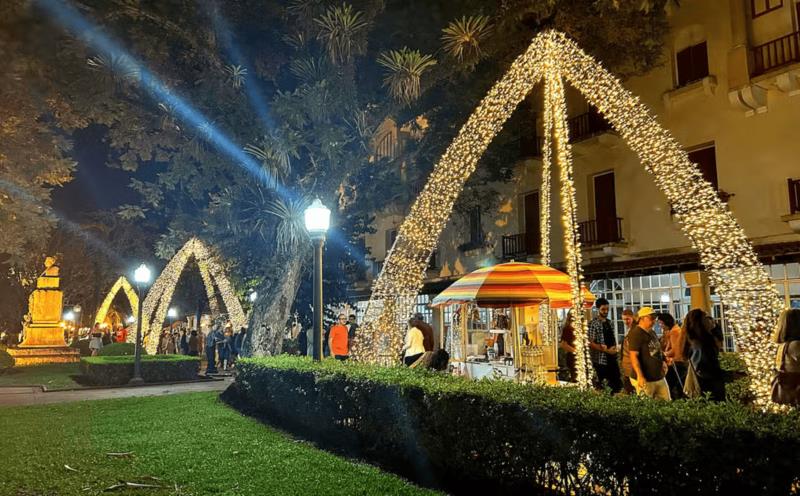 Luzes iluminam Poços de Caldas após a inauguração de decoração natalina com 1,6 milhão de lâmpadas