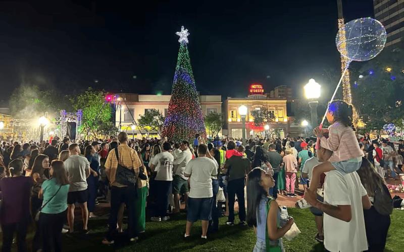 Luzes iluminam Poços de Caldas após a inauguração de decoração natalina com 1,6 milhão de lâmpadas