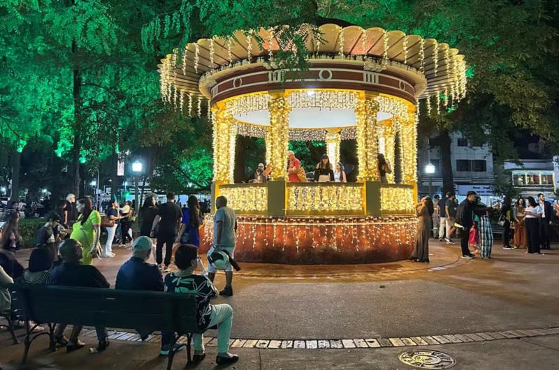 Luzes iluminam Poços de Caldas após a inauguração de decoração natalina com 1,6 milhão de lâmpadas