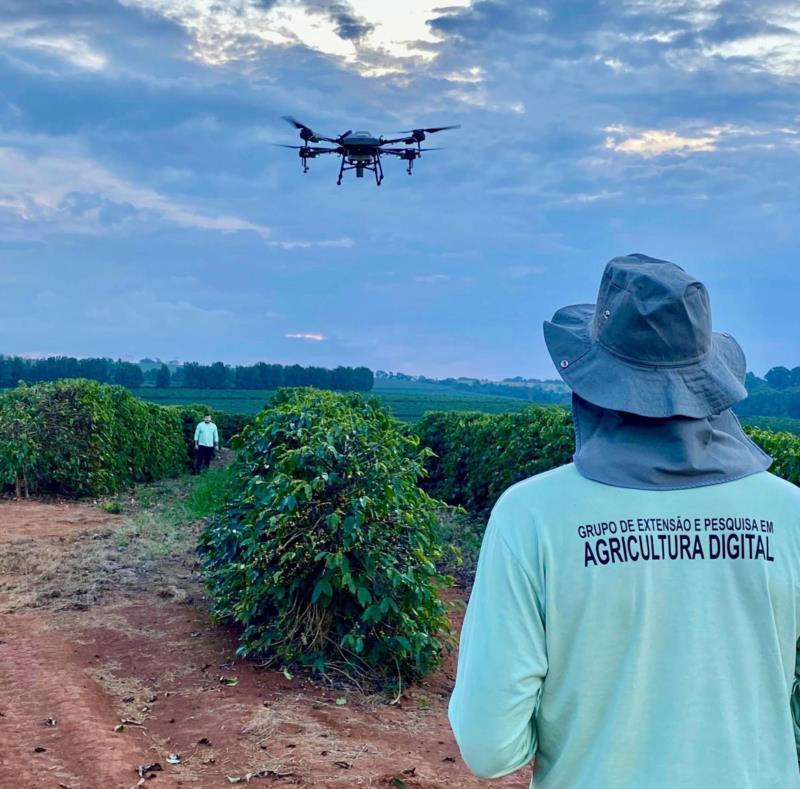 Drones como aliados da cafeicultura: Pesquisa da UFLA avalia eficiência das pulverizações feitas com o equipamento