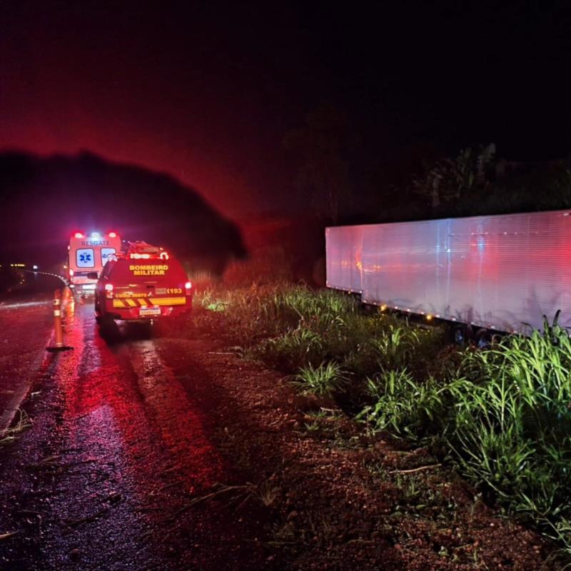 Carreta carregada com bojo perde o controle e sai da pista na BR-146