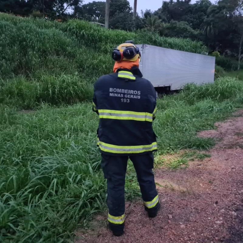 Carreta carregada com bojo perde o controle e sai da pista na BR-146