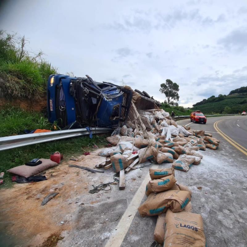 Caminhão carregado com carbonato de cálcio tomba na BR-146, na serra de São Pedro da União 