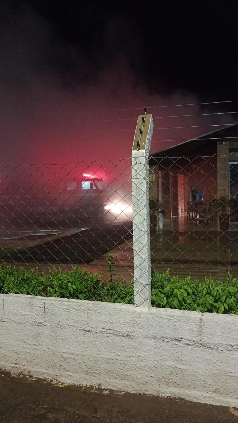 Bombeiros combatem incêndio na Acquavinil Piscinas em Guaxupé 