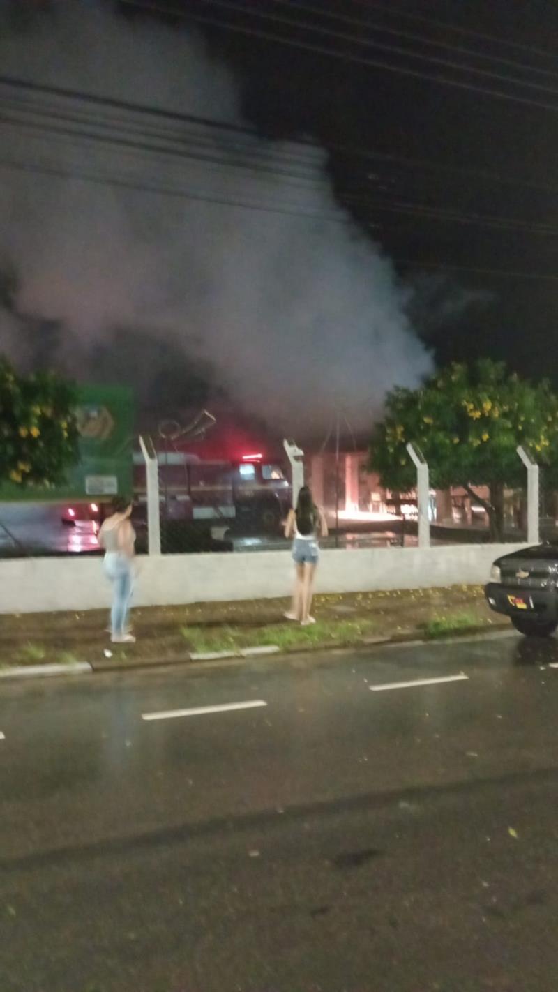 Bombeiros combatem incêndio na Acquavinil Piscinas em Guaxupé 