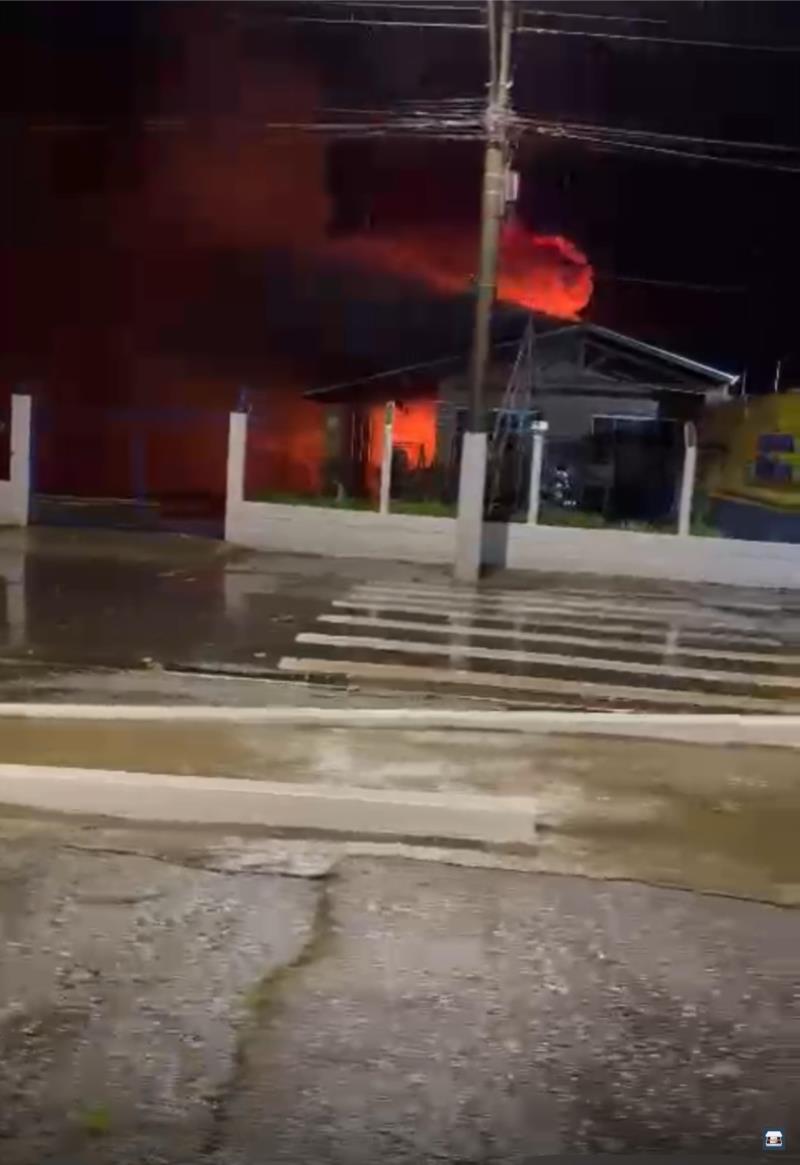 Bombeiros combatem incêndio na Acquavinil Piscinas em Guaxupé 