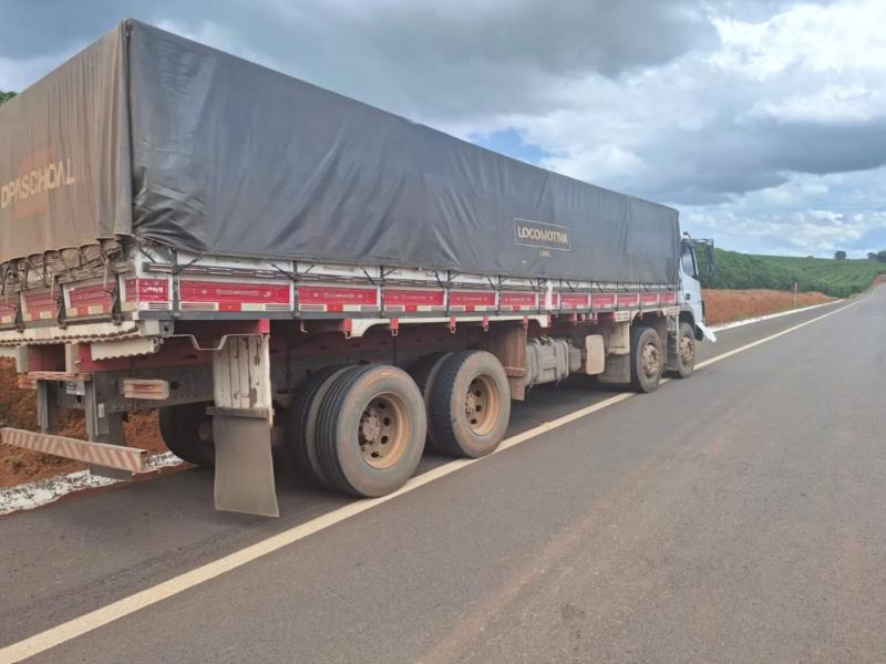 Acidente na BR-265, entre Alpinópolis e Bom Jesus da Penha, envolve carro e caminhão carregado de café 