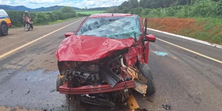 Acidente na BR-265, entre Alpinópolis e Bom Jesus da Penha, envolve carro e caminhão carregado de café 