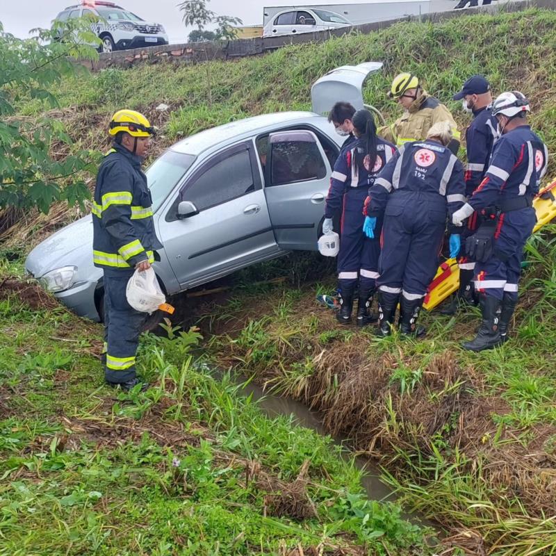 Colisão no trevo da Hyundai deixa idosa ferida em Guaxupé  