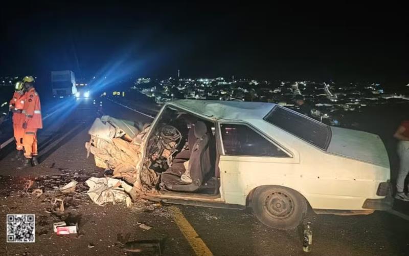 Dois carros batem de frente e motoristas ficam em estado grave na MGC-491, em Monte Santo de Minas 