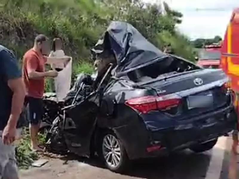 Colisão frontal entre Corolla e caminhão deixa motorista gravemente ferido na MGC-491