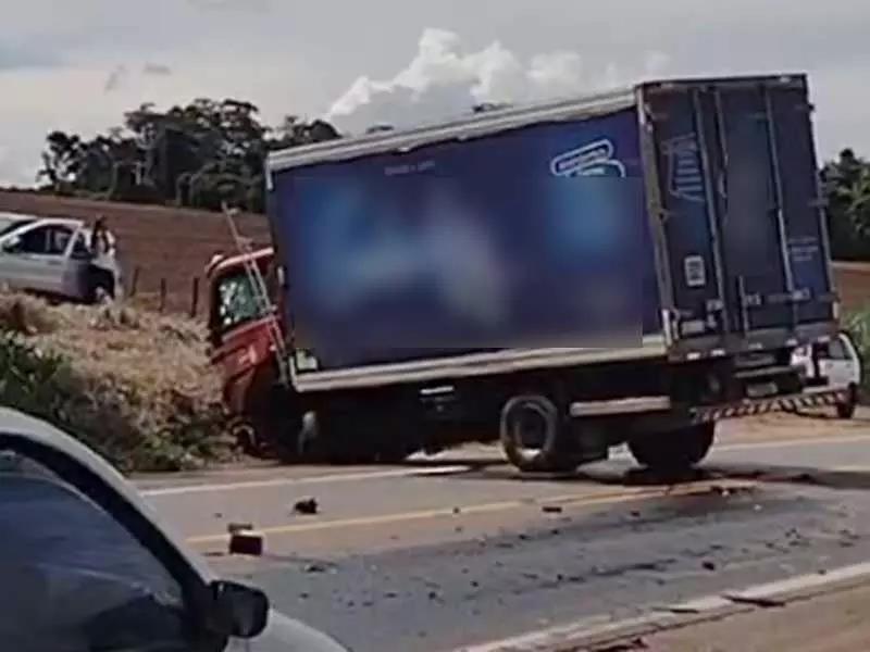 Colisão frontal entre Corolla e caminhão deixa motorista gravemente ferido na MGC-491