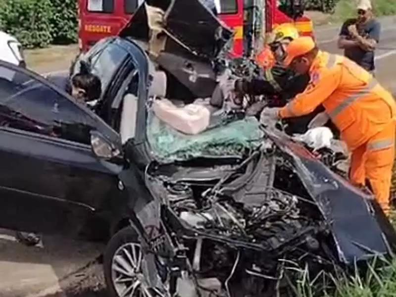 Colisão frontal entre Corolla e caminhão deixa motorista gravemente ferido na MGC-491