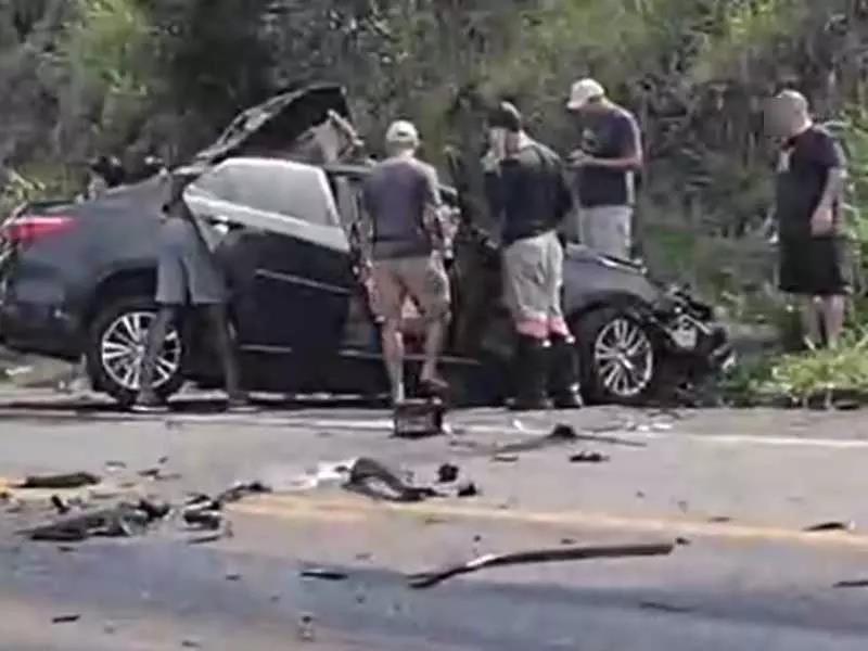 Colisão frontal entre Corolla e caminhão deixa motorista gravemente ferido na MGC-491